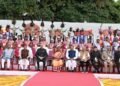 रायपुर : राष्ट्रपति  द्रौपदी मुर्मु ने छत्तीसगढ के आदिवासियों के साथ लिया सामुहिक छायाचित्र