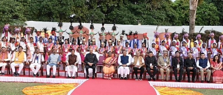रायपुर : राष्ट्रपति  द्रौपदी मुर्मु ने छत्तीसगढ के आदिवासियों के साथ लिया सामुहिक छायाचित्र