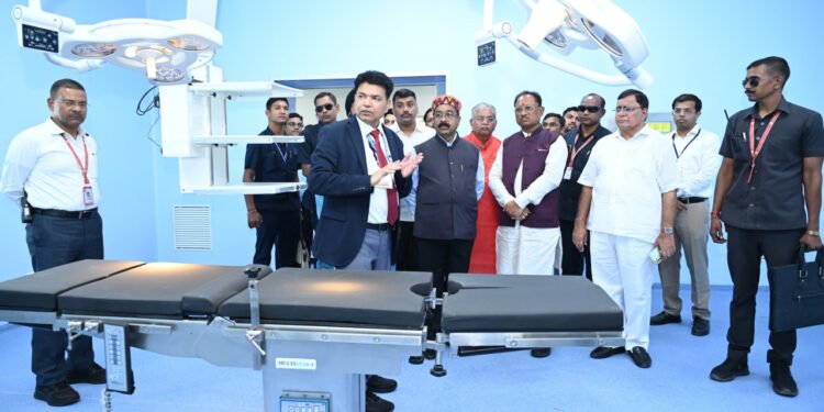 रायपुर : मुख्यमंत्री  विष्णुदेव साय और उप मुख्यमंत्री  अरूण साव ने बिलासपुर कोनी में सिम्स के नव निर्मित 200 बिस्तरों वाले मल्टी सुपर स्पेशियलिटी अस्पताल में उपलब्ध सुविधाओं का अवलोकन किया