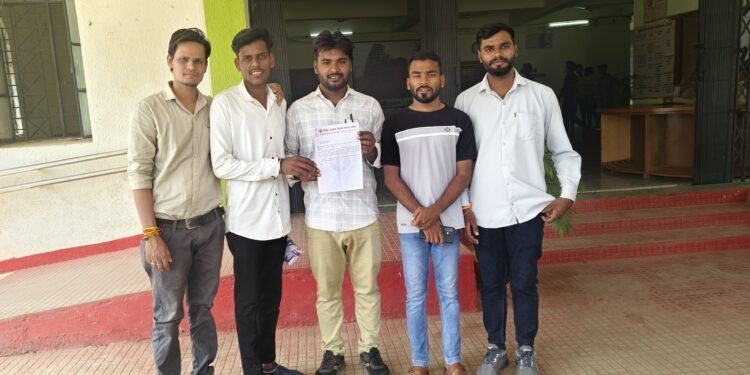 कबीरधाम स्थित बोड़ला विकासखंड अन्तर्गत विकासखंड शिक्षा अधिकारी बनने फर्जी लेटर तैयार करने वाले व्याख्याता के ऊपर हों सख़्त कार्रवाई ‌