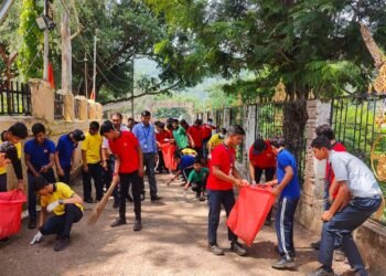 अशोका पब्लिक स्कूल के बच्चों के द्वारा भोरमदेव मंदिर परिसर में स्वच्छता अभियान ।