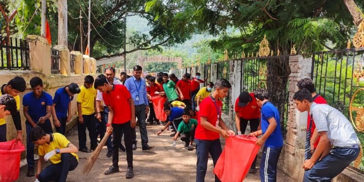 अशोका पब्लिक स्कूल के बच्चों के द्वारा भोरमदेव मंदिर परिसर में स्वच्छता अभियान । 1 अशोका पब्लिक स्कूल के बच्चों के द्वारा भोरमदेव मंदिर परिसर में स्वच्छता अभियान ।
