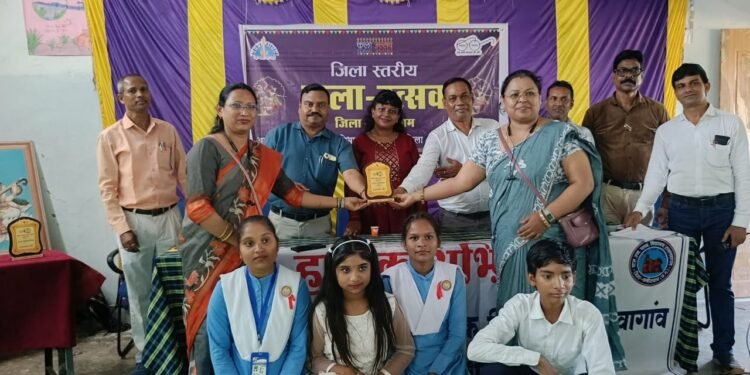 जिला स्तरीय कला उत्सव राजानवागांव में आयोजित