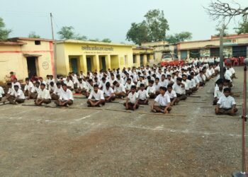 विजयादशमी उत्सव: राष्ट्रीय स्वयंसेवक संघ ने किया राजानवागाँव में भव्य पथ संचलन किया।