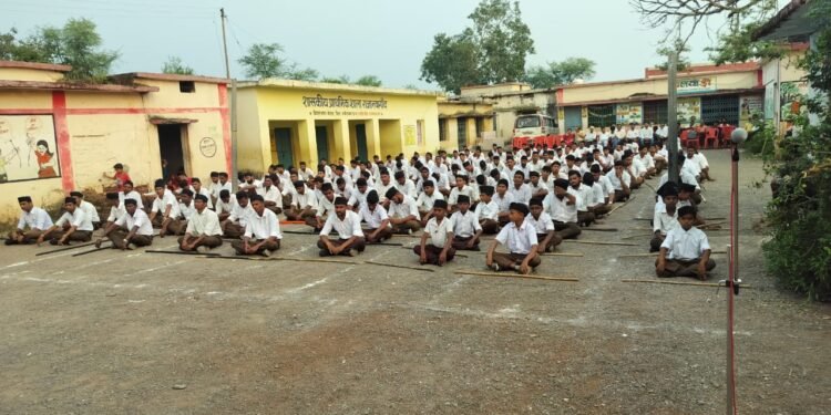 विजयादशमी उत्सव: राष्ट्रीय स्वयंसेवक संघ ने किया राजानवागाँव में भव्य पथ संचलन किया। 1 विजयादशमी उत्सव: राष्ट्रीय स्वयंसेवक संघ ने किया राजानवागाँव में भव्य पथ संचलन किया।