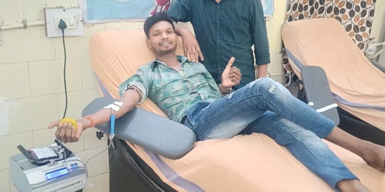 अभाविप के युवा छात्र नेता मनीष कुमार यादव ने रक्तदान कर समाज के लिए उदाहरण बने