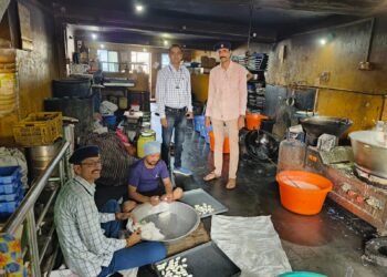 कलेक्टर  गोपाल वर्मा के निर्देश पर मिठाई दुकानों का निरीक्षण कर लिया गया सैंपल