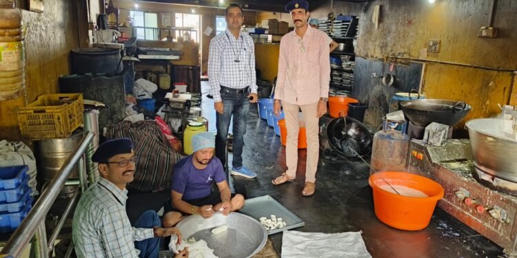 कलेक्टर  गोपाल वर्मा के निर्देश पर मिठाई दुकानों का निरीक्षण कर लिया गया सैंपल