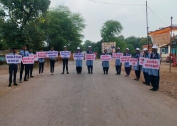 राष्ट्रीय सेवा योजना ने यातायात सुरक्षा संदेश एवं परिसर की किया सफाई