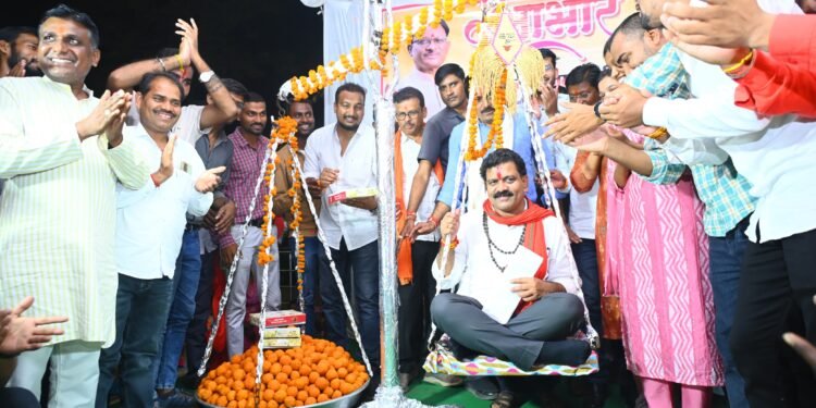 उपमुख्यमंत्री विजय शर्मा का सब इन्सपेक्टर में चयनित युवाओं ने लड्डू से तौलकर किया स्वागत 1 उपमुख्यमंत्री विजय शर्मा का सब इन्सपेक्टर में चयनित युवाओं ने लड्डू से तौलकर किया स्वागत