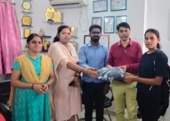 जनभागीदारी ने किया पीजी कॉलेज कवर्धा  राष्ट्रीय सेवा योजना टीम को यूनिफॉर्म वितरण