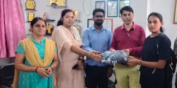 जनभागीदारी ने किया पीजी कॉलेज कवर्धा  राष्ट्रीय सेवा योजना टीम को यूनिफॉर्म वितरण