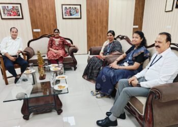 रायपुर : मुख्य निर्वाचन पदाधिकारी  रीना बाबासाहेब कंगाले से भारत निर्वाचन आयोग द्वारा नियुक्त प्रेक्षकों ने की मुलाकात