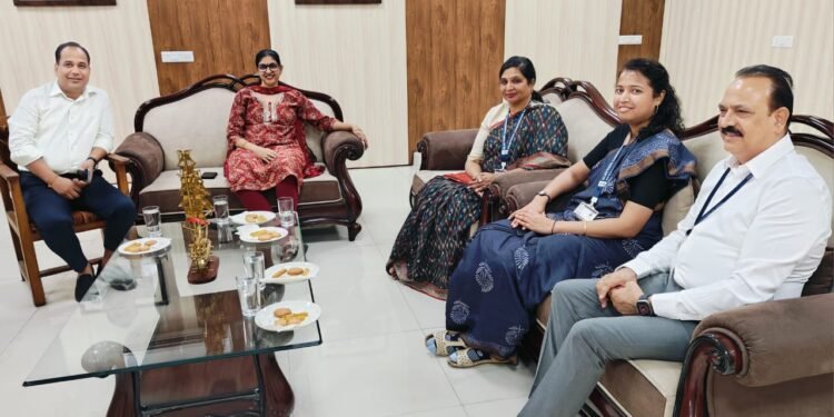 रायपुर : मुख्य निर्वाचन पदाधिकारी  रीना बाबासाहेब कंगाले से भारत निर्वाचन आयोग द्वारा नियुक्त प्रेक्षकों ने की मुलाकात