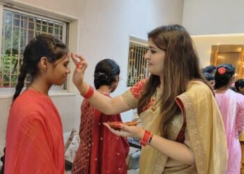 विधायक माँ भावना बोहरा के गृह ग्राम रणवीरपुर में सेमरहा के 24 बच्चों ने मनाई दीपावली