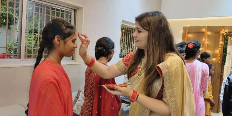 विधायक माँ भावना बोहरा के गृह ग्राम रणवीरपुर में सेमरहा के 24 बच्चों ने मनाई दीपावली 1 विधायक माँ भावना बोहरा के गृह ग्राम रणवीरपुर में सेमरहा के 24 बच्चों ने मनाई दीपावली