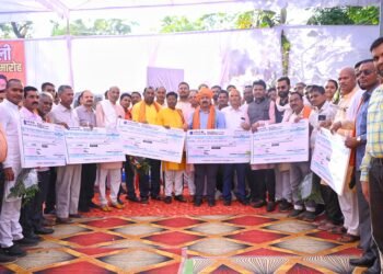 दीपावली के पूर्व उपमुख्यमंत्री ने बोनस राशि का वितरण कर किसानों को दिया तोहफा