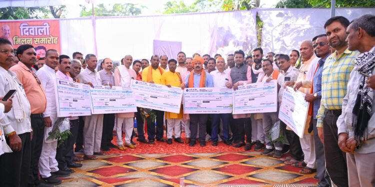 दीपावली के पूर्व उपमुख्यमंत्री ने बोनस राशि का वितरण कर किसानों को दिया तोहफा