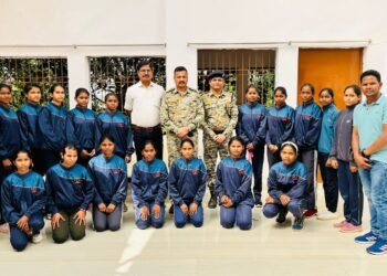 नक्सल प्रभावित क्षेत्र के खिलाड़ियों ने पुलिस अधीक्षक  धर्मेंद्र सिंह(IPS) से की मुलाकात