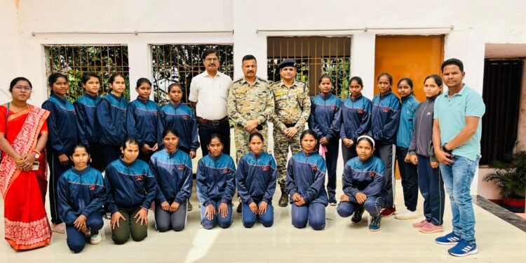 नक्सल प्रभावित क्षेत्र के खिलाड़ियों ने पुलिस अधीक्षक  धर्मेंद्र सिंह(IPS) से की मुलाकात