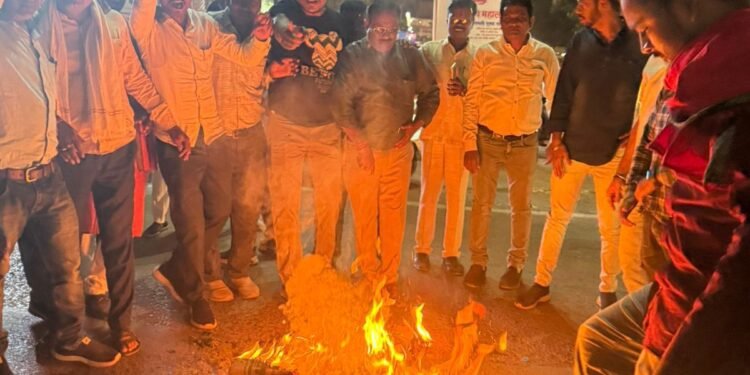 दामाखेड़ा कबीर आश्रम पर हमले के विरोध में भाजयुमो ने फूंका कांग्रेस पुतला