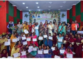 आंगनबाड़ी कार्यकर्ता और सहायिका नन्हे मुन्ने बच्चों के जीवन को संवारते हुए समाज के मुख्यधारा से जोड़ने का काम कर रही– सांसद  संतोष पाण्डेय