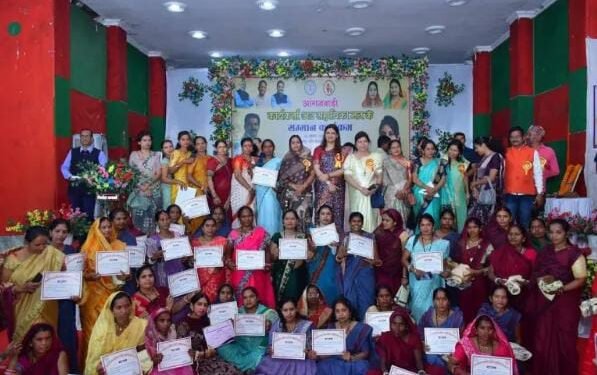 आंगनबाड़ी कार्यकर्ता और सहायिका नन्हे मुन्ने बच्चों के जीवन को संवारते हुए समाज के मुख्यधारा से जोड़ने का काम कर रही– सांसद संतोष पाण्डेय 1 आंगनबाड़ी कार्यकर्ता और सहायिका नन्हे मुन्ने बच्चों के जीवन को संवारते हुए समाज के मुख्यधारा से जोड़ने का काम कर रही– सांसद संतोष पाण्डेय