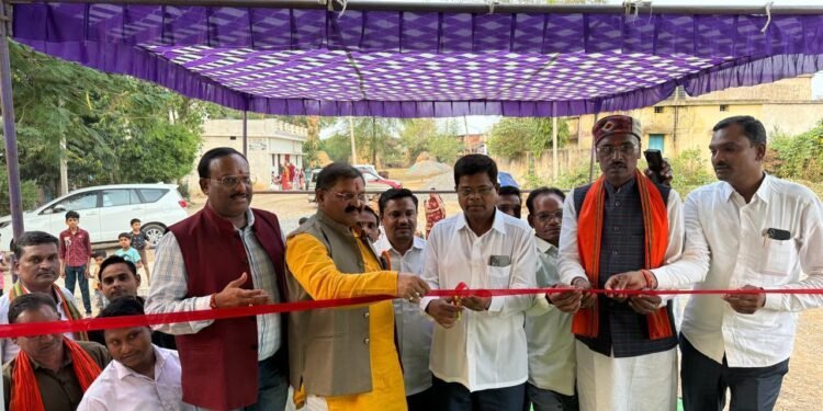 सांसद संतोष पांडेय ने ग्राम नेऊरगांव में मंच व बैजलपुर में भवन का किया लोकार्पण