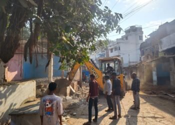 वार्ड नंबर 25 एवं 26घोठिया मार्ग का चौड़ीकरण कार्य शुरू पूर्व विधायक व जिला भाजपाध्यक्ष ने खुद से तोड़ा अपना दुकान