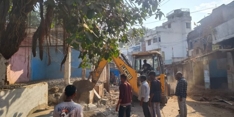 वार्ड नंबर 25 एवं 26घोठिया मार्ग का चौड़ीकरण कार्य शुरू पूर्व विधायक व जिला भाजपाध्यक्ष ने खुद से तोड़ा अपना दुकान 1 वार्ड नंबर 25 एवं 26घोठिया मार्ग का चौड़ीकरण कार्य शुरू पूर्व विधायक व जिला भाजपाध्यक्ष ने खुद से तोड़ा अपना दुकान