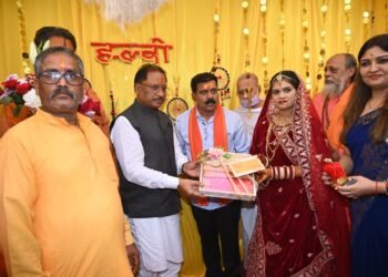 दूल्हे को आशीर्वाद दिए बिना ही मुख्यमंत्री विष्णु देव साय को लौटना पड़ा वापस विश्व हिन्दू परिषद के कार्यकारी अध्यक्ष की सुपुत्री की शादी में कुसुमघटा पहुंचे थे विष्णु देव साय