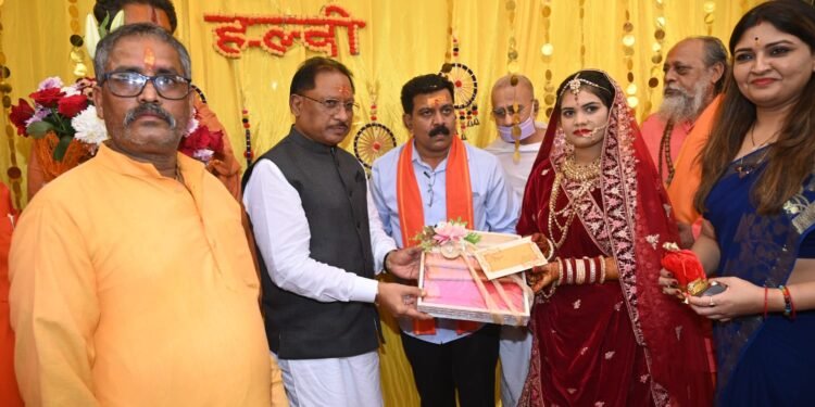 दूल्हे को आशीर्वाद दिए बिना ही मुख्यमंत्री विष्णु देव साय को लौटना पड़ा वापस विश्व हिन्दू परिषद के कार्यकारी अध्यक्ष की सुपुत्री की शादी में कुसुमघटा पहुंचे थे विष्णु देव साय