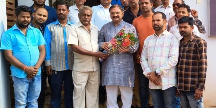 गौरव पथ निर्माण की स्वीकृति मिलने पर नागरिकों ने सांसद संतोष पांडेय का किया अभिनंदन, जताया आभार