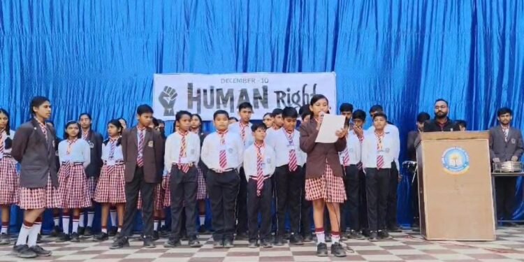 श्री रामकृष्ण पब्लिक स्कूल में मानव अधिकार दिवस पर विशेष प्रार्थना सभा