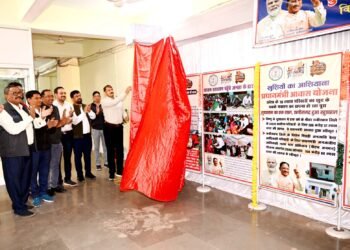 सुशासन का एक साल छत्तीसगढ़ हुआ खुशहाल  जिला कार्यालय परिसर में शासन की जनकल्याणकारी योजनाओं की लगाई गई फोटो प्रदर्शनी