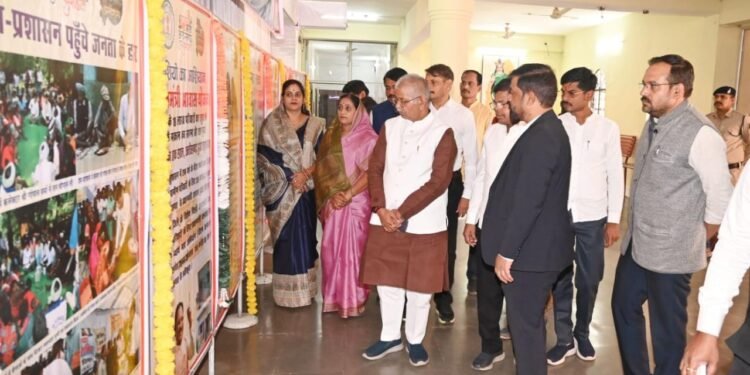 विधानसभा के पूर्व अध्यक्ष  धरम लाल कौशिक सहित जनप्रतिनिधियों ने सुशासन का एक साल छत्तीसगढ़ हुआ खुशहाल पर आधारित फ़ोटो प्रदर्शनी का अवलोकन किया