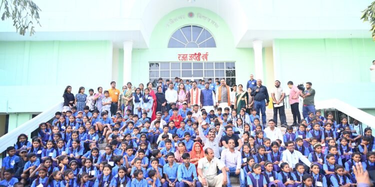 उपमुख्यमंत्री  विजय शर्मा ने बोड़ला क्षेत्र के बच्चों को विधानसभा, जंगल सफारी और साइंस सेंटर का कराया भ्रमण