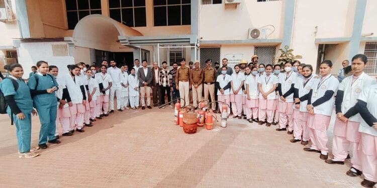 जिला चिकित्सालय में आग से बचाव के लिए अभ्यास का आयोजन, स्टाफ और नागरिकों को किया गया प्रशिक्षित