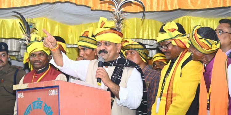 उपमुख्यमंत्री विजय शर्मा लोहारा में आयोजित शहीद वीर नारायण सिंह बलिदान दिवस पर कार्यक्रम में हुए शामिल