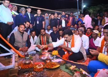 उपमुख्यमंत्री विजय शर्मा ने प्रधानमंत्री जनमन ग्राम सड़क योजना के तहत चिमरा से भवरटोक खरहा सड़क निर्माण की विधिवत भूमिपूजन किया 1 उपमुख्यमंत्री विजय शर्मा ने प्रधानमंत्री जनमन ग्राम सड़क योजना के तहत चिमरा से भवरटोक खरहा सड़क निर्माण की विधिवत भूमिपूजन किया