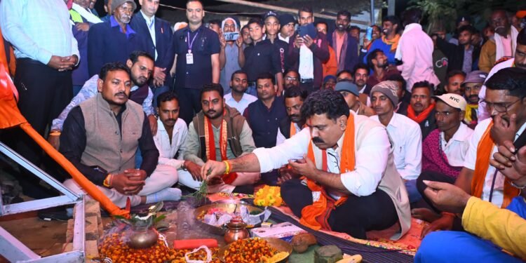 उपमुख्यमंत्री विजय शर्मा ने प्रधानमंत्री जनमन ग्राम सड़क योजना के तहत चिमरा से भवरटोक खरहा सड़क निर्माण की विधिवत भूमिपूजन किया 1 उपमुख्यमंत्री विजय शर्मा ने प्रधानमंत्री जनमन ग्राम सड़क योजना के तहत चिमरा से भवरटोक खरहा सड़क निर्माण की विधिवत भूमिपूजन किया