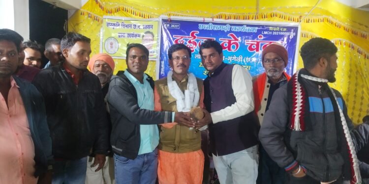 परम पूज्य गुरु घासीदास बाबा जी की जयंती एवं लोककला मंच दूज के चंदा कार्यक्रम में मुख्य अतिथि के रूप में शामिल हुए नरेश साहू 1 परम पूज्य गुरु घासीदास बाबा जी की जयंती एवं लोककला मंच दूज के चंदा कार्यक्रम में मुख्य अतिथि के रूप में शामिल हुए नरेश साहू