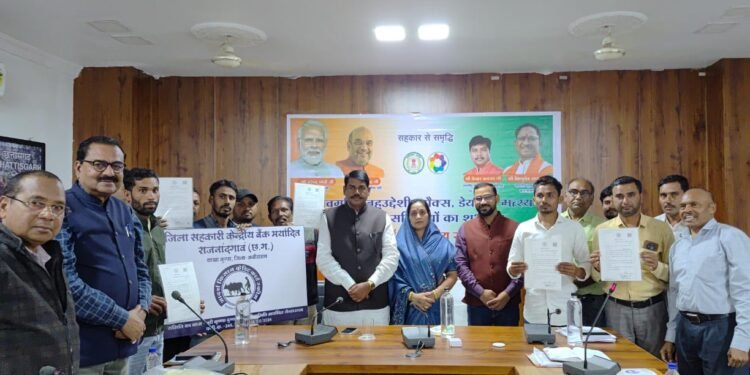 समृद्धि योजना के तहत डेयरी और मत्स्य सहकारी समितियों का किया गया शुभारंभ 1 समृद्धि योजना के तहत डेयरी और मत्स्य सहकारी समितियों का किया गया शुभारंभ