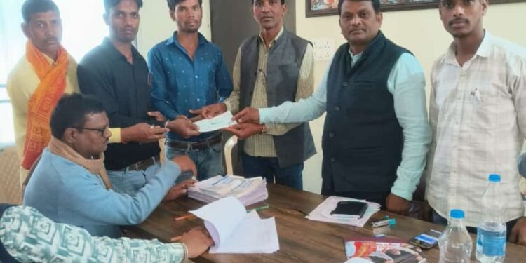 उपमुख्यमंत्री विजय शर्मा ने कवर्धा विधानसभा के जरूरतमंद नागरिकों को 2 करोड़ 73 लाख 25 हजार 600 रुपये की राशि स्वीकृत कर चेक वितरण किया 1 उपमुख्यमंत्री विजय शर्मा ने कवर्धा विधानसभा के जरूरतमंद नागरिकों को 2 करोड़ 73 लाख 25 हजार 600 रुपये की राशि स्वीकृत कर चेक वितरण किया