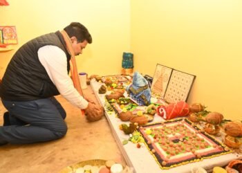 उपमुख्यमंत्री ने क्षेत्र की जनता के साथ बैठकर श्रीमद भागवत कथा का श्रवण किया