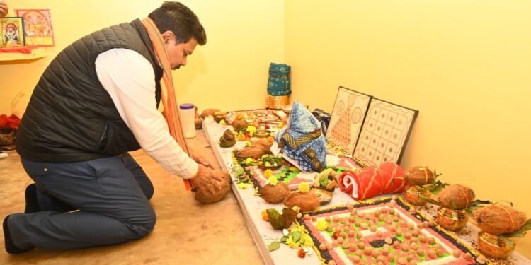 उपमुख्यमंत्री ने क्षेत्र की जनता के साथ बैठकर श्रीमद भागवत कथा का श्रवण किया