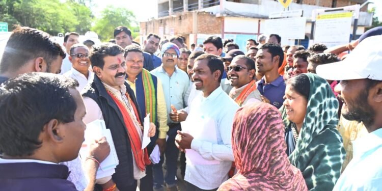 उपमुख्यमंत्री  विजय शर्मा ने वनांचल क्षेत्र में विद्यार्थियों के लिए की शिक्षक, स्मार्ट क्लास, किचन शेड की घोषणाएं