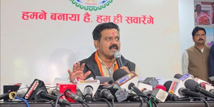 पत्रकार मुकेश चंद्राकर हत्याकांड की जांच 4 हफ्ते में पूरी कर चालान पेश कर स्पीड ट्रायल करवाया जाएगा उपमुख्यमंत्री विजय शर्मा