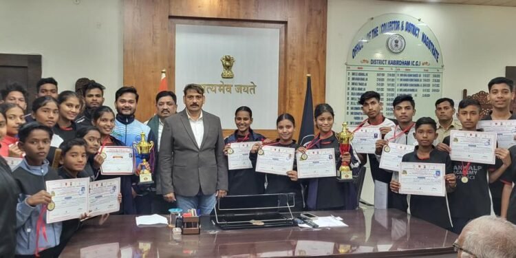 24वी राज्य स्तरीय बॉल बैडमिंटन प्रतियोगिता में जूनियर बालक एवं बालिका टीम ने जीता ब्रोंज मेडल 1 24वी राज्य स्तरीय बॉल बैडमिंटन प्रतियोगिता में जूनियर बालक एवं बालिका टीम ने जीता ब्रोंज मेडल