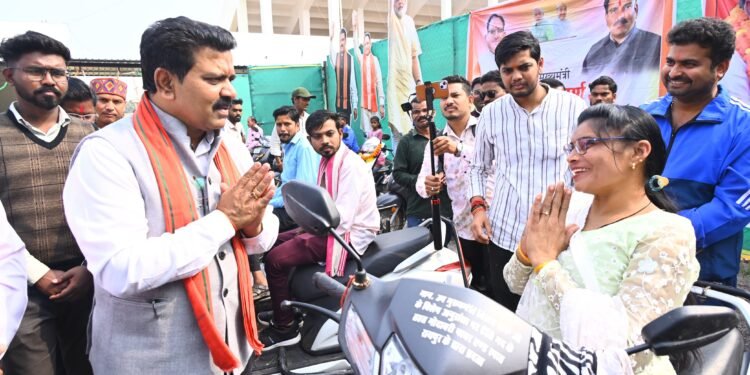 दिव्यांगजनों के सशक्तिकरण की दिशा में उपमुख्यमंत्री  विजय शर्मा का ऐतिहासिक पहल जिले के 40 दिव्यांगजनों को स्कूटी वितरण कर उपमुख्यमंत्री ने बढ़ाया उनका आत्मविश्वास